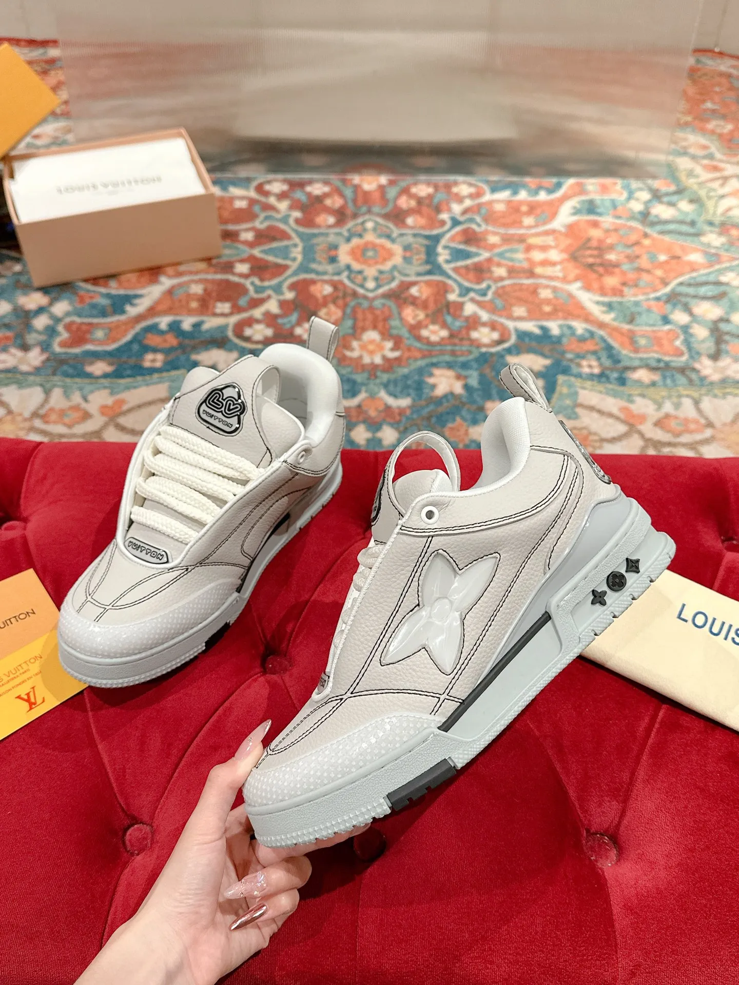 👟👟Ex-factory price 800👟👟 LV donkey brand L SKATE series latest color matching Tariner sneakers four-leaf clover skate shoes couple style retro basketball shoes original purchase development and production This LV Skate sneaker is decorated with colorful details on the grained cow leather shoe body, echoing the leather goods and ready-to-wear series of the season. A gradient Monogram flower blooms on the side of the sneaker. The padded tongue and Mini Monogram fabric-lined collar show the inspiration of skate shoes in the 1990s ▪️Material: original customized first-layer cowhide ▪️Inner lining: imported breathable mesh ▪️Sole: original open-molded non-slip TPU material ▪️Sole thickness: 3.5cm ▪️Size: Female 35-40 Male 39-44 (Female 41, Male 45.46 customized, non-returnable)